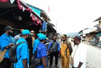 KNPI Deiyai bersama Satpol PP dan Dinas Perindag saat menyebarkan surat edaran standar satuan harga (SSH) sembako dan BBM kepada para pedagang di Waghete, Deiyai.