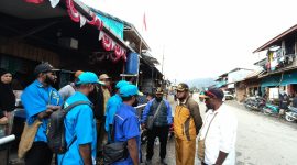 KNPI Deiyai bersama Satpol PP dan Dinas Perindag saat menyebarkan surat edaran standar satuan harga (SSH) sembako dan BBM kepada para pedagang di Waghete, Deiyai.