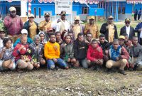 "Kadis P dan P Deiyai, Fabianus Mote, SE, secara resmi melepas tim pelajar SMA/SMK Deiyai untuk mengikuti Festival Budaya Pelajar Papua Tengah di Nabire, 3–6 September 2025."
