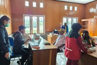 Tim PKM Waghete saat melaksanakan pemeriksaan kesehatan, disambut antusias oleh Dinas Budpar Deiyai sebagai dukungan terhadap misi Bupati dalam meningkatkan layanan kesehatan masyarakat.