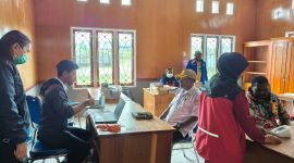 Tim PKM Waghete saat melaksanakan pemeriksaan kesehatan, disambut antusias oleh Dinas Budpar Deiyai sebagai dukungan terhadap misi Bupati dalam meningkatkan layanan kesehatan masyarakat.