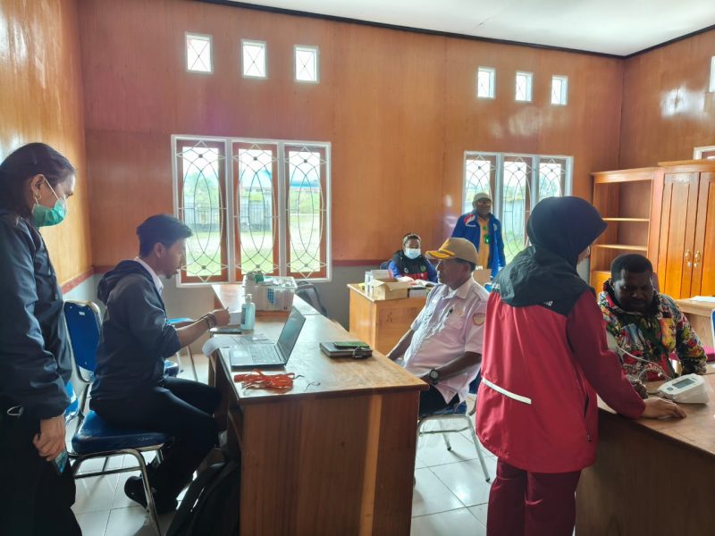 Tim PKM Waghete saat melaksanakan pemeriksaan kesehatan, disambut antusias oleh Dinas Budpar Deiyai sebagai dukungan terhadap misi Bupati dalam meningkatkan layanan kesehatan masyarakat.