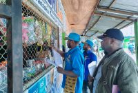 ​Aksi nyata KNPI Deiyai dan tim gabungan pemerintah menyebarkan surat edaran harga standar kepada para pedagang di pasar Waghete, sebagai upaya menstabilkan harga pasca-longsor.