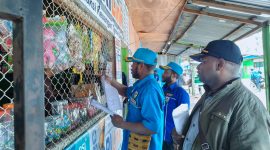 ​Aksi nyata KNPI Deiyai dan tim gabungan pemerintah menyebarkan surat edaran harga standar kepada para pedagang di pasar Waghete, sebagai upaya menstabilkan harga pasca-longsor.