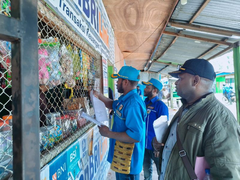 ​Aksi nyata KNPI Deiyai dan tim gabungan pemerintah menyebarkan surat edaran harga standar kepada para pedagang di pasar Waghete, sebagai upaya menstabilkan harga pasca-longsor.