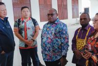 Gubernur Papua Tengah, Meki Nawipa, di dampingi Ketua Asosiasi Bupati Melkianus Mote, ST berkoordinasi dengan pihak maskapai penerbangan untuk menyalurkan BBM via udara ke Kabupaten Deiyai, sebagai langkah cepat mengatasi krisis pasokan akibat longsor.

