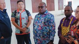 Gubernur Papua Tengah, Meki Nawipa, di dampingi Ketua Asosiasi Bupati Melkianus Mote, ST berkoordinasi dengan pihak maskapai penerbangan untuk menyalurkan BBM via udara ke Kabupaten Deiyai, sebagai langkah cepat mengatasi krisis pasokan akibat longsor.
