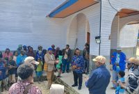 Bupati Deiyai Melkianus Mote menyerahkan bantuan Rp150 juta kepada Jemaat Kalvari Bomou II, membantu meringankan biaya peresmian gereja.