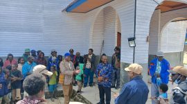 Bupati Deiyai Melkianus Mote menyerahkan bantuan Rp150 juta kepada Jemaat Kalvari Bomou II, membantu meringankan biaya peresmian gereja.