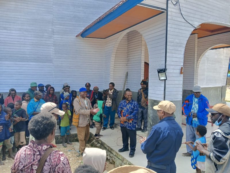 Bupati Deiyai Melkianus Mote menyerahkan bantuan Rp150 juta kepada Jemaat Kalvari Bomou II, membantu meringankan biaya peresmian gereja.