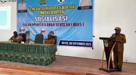 Bupati Deiyai, Melkianus Mote, ST, saat membuka secara resmi Sosialisasi Bulan Imunisasi Anak Sekolah (BIAS) di Aula BKPSDM Deiyai.