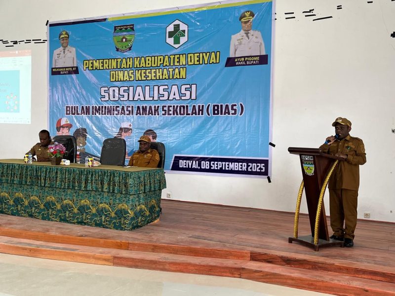 Bupati Deiyai, Melkianus Mote, ST, saat membuka secara resmi Sosialisasi Bulan Imunisasi Anak Sekolah (BIAS) di Aula BKPSDM Deiyai.