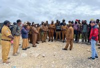 Bupati Deiyai, Melkianus Mote, bersama Wakil Bupati saat meninjau pembangunan jalan Kokobaya–Idegoo di Distrik Tigi Timur, sekaligus menyelesaikan masalah antara warga dan kontraktor agar pekerjaan dapat dilanjutkan.