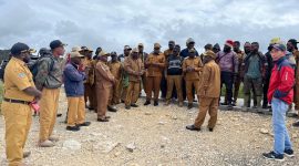 Bupati Deiyai, Melkianus Mote, bersama Wakil Bupati saat meninjau pembangunan jalan Kokobaya–Idegoo di Distrik Tigi Timur, sekaligus menyelesaikan masalah antara warga dan kontraktor agar pekerjaan dapat dilanjutkan.