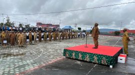 Bupati Deiyai memimpin apel gabungan ASN dan tenaga kontrak di halaman Kantor Bupati Deiyai