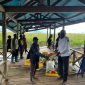 Bupati Paniai, Yampit Nawipa (tengah), memimpin penyaluran bantuan beras untuk warga terdampak banjir di Distrik Paniai Barat dan Distrik Deyaimiyo.