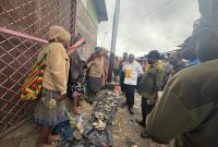 Bupati Deiyai, Melkianus Mote, S.T., berbincang langsung dengan pedagang ikan di Pasar Waghete. Kunjungan ini merupakan bagian dari komitmen pemerintah daerah untuk mendata dan memberikan dukungan kepada nelayan lokal.
