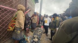 Bupati Deiyai, Melkianus Mote, S.T., berbincang langsung dengan pedagang ikan di Pasar Waghete. Kunjungan ini merupakan bagian dari komitmen pemerintah daerah untuk mendata dan memberikan dukungan kepada nelayan lokal.
