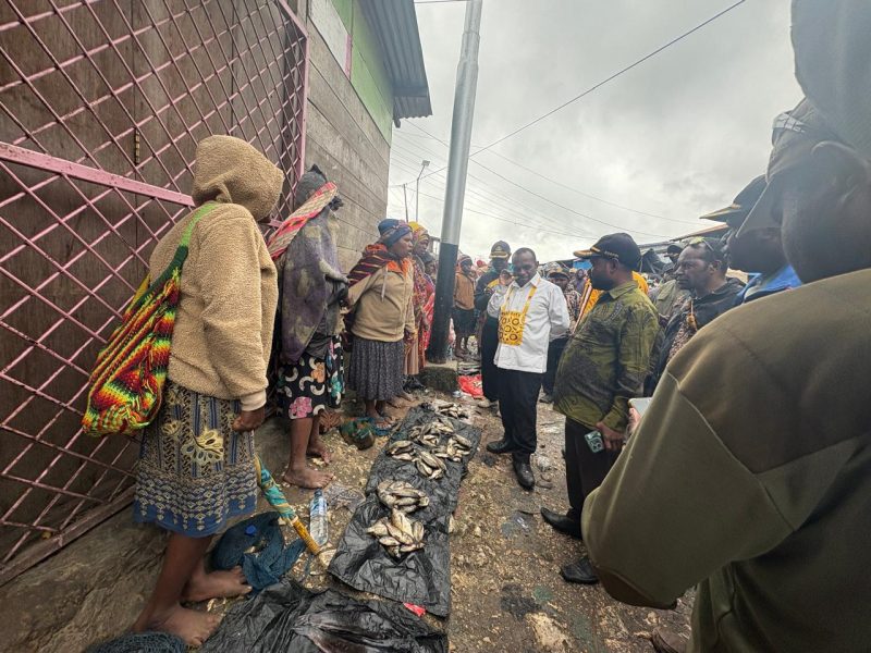 Bupati Deiyai, Melkianus Mote, S.T., berbincang langsung dengan pedagang ikan di Pasar Waghete. Kunjungan ini merupakan bagian dari komitmen pemerintah daerah untuk mendata dan memberikan dukungan kepada nelayan lokal.
