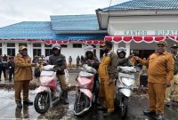 Bupati Melkianus Mote menyerahkan 3 unit motor kepada Yesaya Edowai, Amison Kotouki, dan Hans Edowai, para pemenang lomba panjat pinang HUT RI ke-80 di Kabupaten Deiyai. 