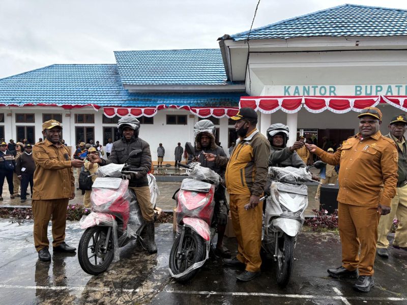 Bupati Melkianus Mote menyerahkan 3 unit motor kepada Yesaya Edowai, Amison Kotouki, dan Hans Edowai, para pemenang lomba panjat pinang HUT RI ke-80 di Kabupaten Deiyai. 