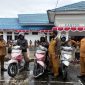 Bupati Melkianus Mote menyerahkan 3 unit motor kepada Yesaya Edowai, Amison Kotouki, dan Hans Edowai, para pemenang lomba panjat pinang HUT RI ke-80 di Kabupaten Deiyai. 