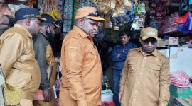 Bupati Deiyai, Melkianus Mote, S.T., saat berdialog langsung dengan salah satu pedagang pasar Wagehete Deiyai 15/09/2025, dalam upaya menekan harga sembako agar kembali normal.