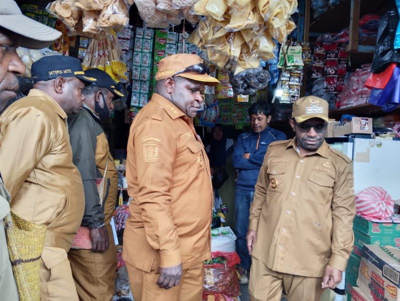 Bupati Deiyai, Melkianus Mote, S.T., saat berdialog langsung dengan salah satu pedagang pasar Wagehete Deiyai 15/09/2025, dalam upaya menekan harga sembako agar kembali normal.