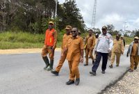 Bupati Deiyai, Melkianus Mote, ST, bersama rombongan meninjau rencana pelebaran jalan dua jalur dalam Kota Waghete, Selasa (16/9/2025).