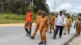 Bupati Deiyai, Melkianus Mote, ST, bersama rombongan meninjau rencana pelebaran jalan dua jalur dalam Kota Waghete, Selasa (16/9/2025).