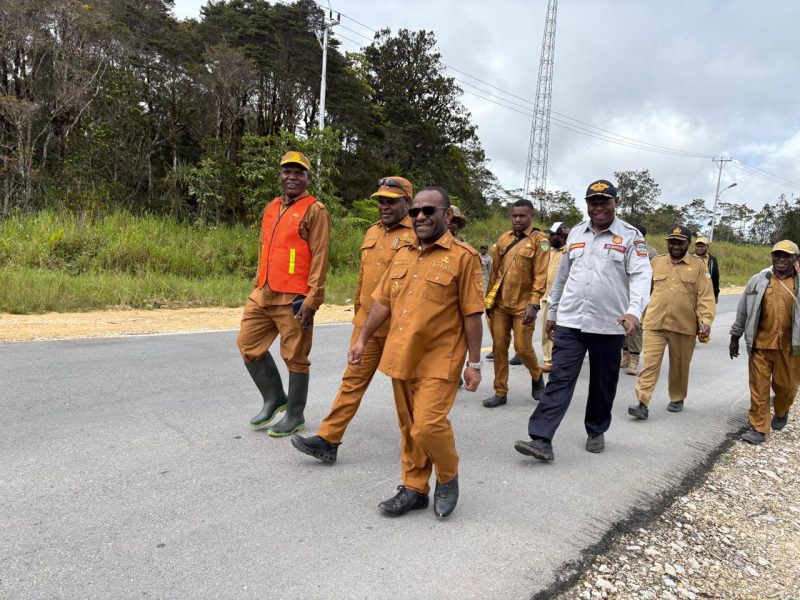 Bupati Deiyai, Melkianus Mote, ST, bersama rombongan meninjau rencana pelebaran jalan dua jalur dalam Kota Waghete, Selasa (16/9/2025).