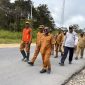 Bupati Deiyai, Melkianus Mote, ST, bersama rombongan meninjau rencana pelebaran jalan dua jalur dalam Kota Waghete, Selasa (16/9/2025).