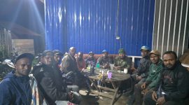 Ketua Fraksi Poksus DPR Papua, Donatus Mote, saat berdiskusi dengan anggota KNPI Kabupaten Deiyai, mendorong mereka untuk menjadi garda terdepan pembangunan dan mitra strategis pemerintah.