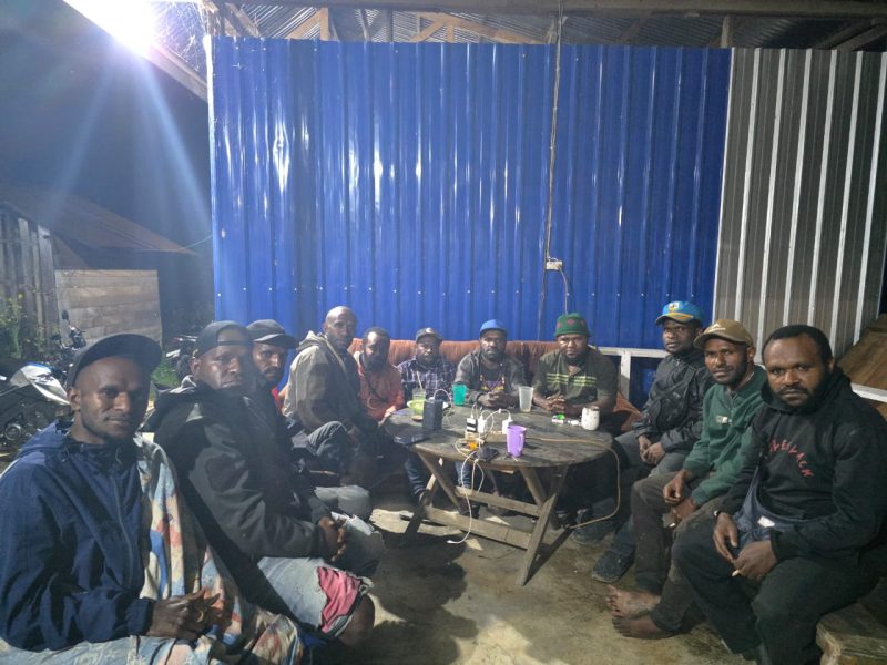Ketua Fraksi Poksus DPR Papua, Donatus Mote, saat berdiskusi dengan anggota KNPI Kabupaten Deiyai, mendorong mereka untuk menjadi garda terdepan pembangunan dan mitra strategis pemerintah.