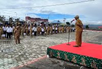 Plh Sekretaris Daerah (Sekda) Deiyai, Ambrosius Eria, S.Pd, saat memberikan amanat dalam Apel Gabungan ASN di Halaman Kantor Bupati Deiyai pada 22 September 2025.