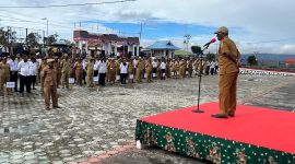 Plh Sekretaris Daerah (Sekda) Deiyai, Ambrosius Eria, S.Pd, saat memberikan amanat dalam Apel Gabungan ASN di Halaman Kantor Bupati Deiyai pada 22 September 2025.