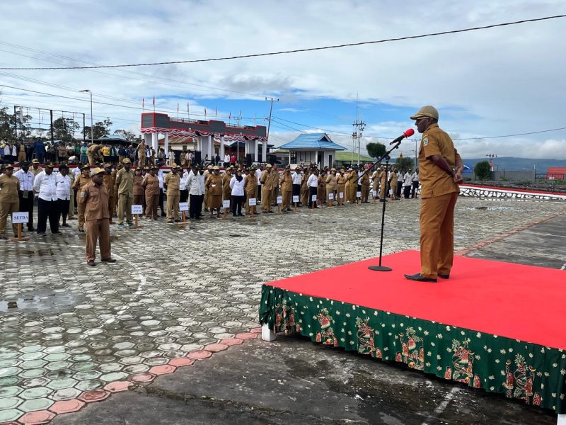 Plh Sekretaris Daerah (Sekda) Deiyai, Ambrosius Eria, S.Pd, saat memberikan amanat dalam Apel Gabungan ASN di Halaman Kantor Bupati Deiyai pada 22 September 2025.