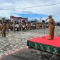 Plh Sekretaris Daerah (Sekda) Deiyai, Ambrosius Eria, S.Pd, saat memberikan amanat dalam Apel Gabungan ASN di Halaman Kantor Bupati Deiyai pada 22 September 2025.