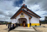 Megah dan Unik! Inilah penampakan Gedung Gereja KINGMI Jemaat Kalvari Bomou II di Klasis Tigi, Deiyai, yang diresmikan pada Kamis (25/9/2025). 