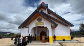Megah dan Unik! Inilah penampakan Gedung Gereja KINGMI Jemaat Kalvari Bomou II di Klasis Tigi, Deiyai, yang diresmikan pada Kamis (25/9/2025). 