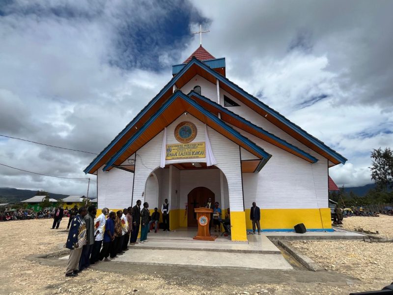 Megah dan Unik! Inilah penampakan Gedung Gereja KINGMI Jemaat Kalvari Bomou II di Klasis Tigi, Deiyai, yang diresmikan pada Kamis (25/9/2025). 