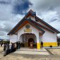 Megah dan Unik! Inilah penampakan Gedung Gereja KINGMI Jemaat Kalvari Bomou II di Klasis Tigi, Deiyai, yang diresmikan pada Kamis (25/9/2025). 