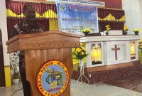 Asisten II Setda Deiyai, Mesak Pakage, saat membacakan sambutan Bupati Deiyai pada peresmian Gereja Kingmi Kalvari Bomou II, Kamis (25/9/2025).