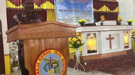 Asisten II Setda Deiyai, Mesak Pakage, saat membacakan sambutan Bupati Deiyai pada peresmian Gereja Kingmi Kalvari Bomou II, Kamis (25/9/2025).