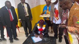 Ketua Sinode Yahya Lagowan, M.Th saat menandatangani surat pernyataan, Kamis, 25/09/2025 di Gedung gereja Kalvari Bomou II