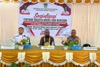 Bupati Deiyai, Melkianus Mote, ST, membuka kegiatan sosialisasi bahaya miras dan narkoba yang diselenggarakan oleh Kesbangpol di Aula DPRD Deiyai.