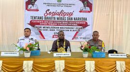 Bupati Deiyai, Melkianus Mote, ST, membuka kegiatan sosialisasi bahaya miras dan narkoba yang diselenggarakan oleh Kesbangpol di Aula DPRD Deiyai.