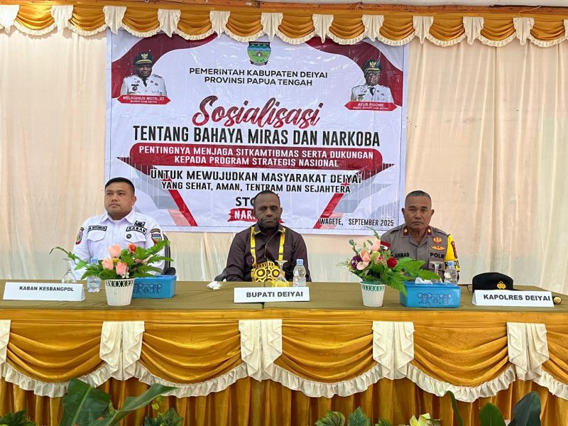 Bupati Deiyai, Melkianus Mote, ST, membuka kegiatan sosialisasi bahaya miras dan narkoba yang diselenggarakan oleh Kesbangpol di Aula DPRD Deiyai.