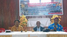 Ibu Angganeta Sobuber Departemen PAR, Pdt. Dr. Benny Giyai, Ph.D, dan Pdt. Yahya Lagoan, M.Th Ketua Sinode Kingmi Papua. 