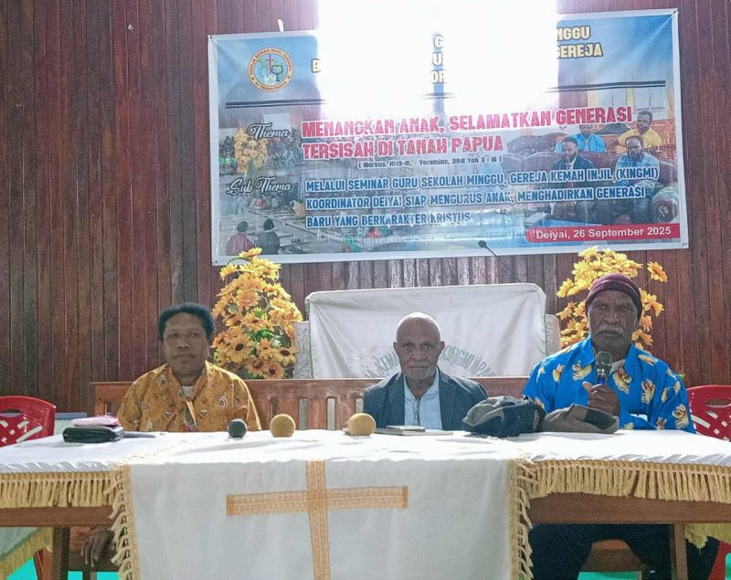 Ibu Angganeta Sobuber Departemen PAR, Pdt. Dr. Benny Giyai, Ph.D, dan Pdt. Yahya Lagoan, M.Th Ketua Sinode Kingmi Papua. 